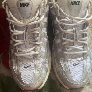 Nike Men's White and Silver Trainers